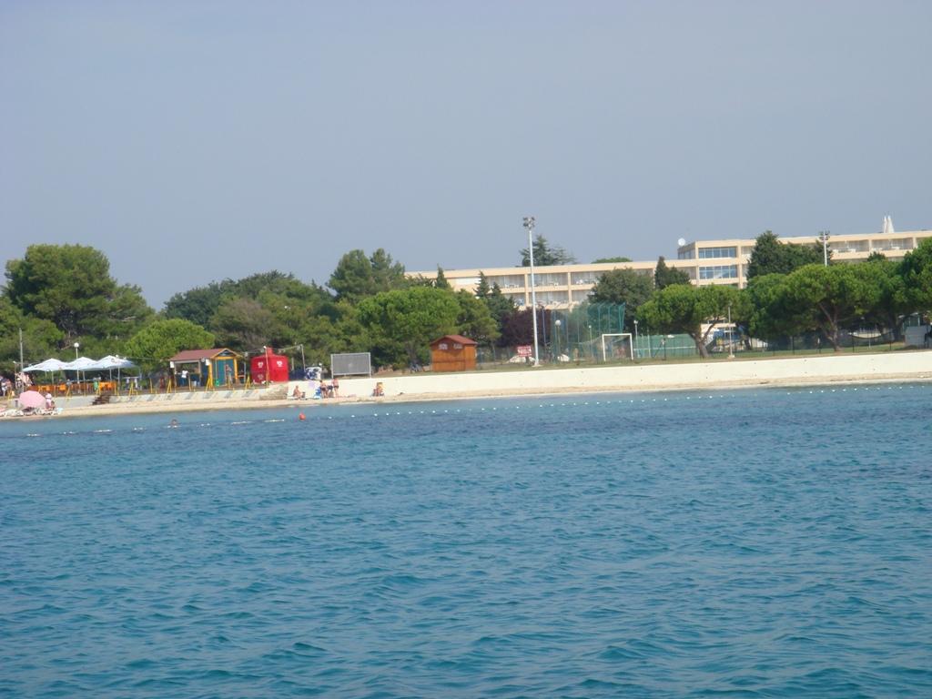 Hotel Holiday - Ispod hotela