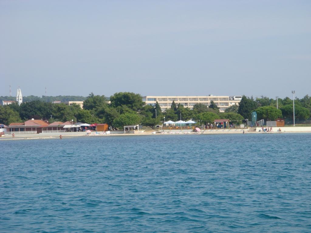 Hotel Holiday - Ispod hotela