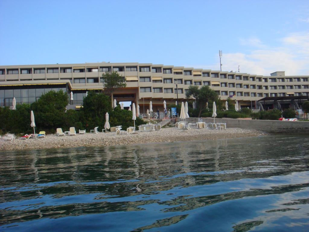 Crveni otok - Ispod vanjskih bazena