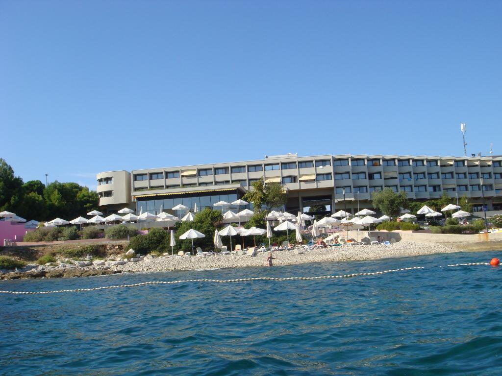 Crveni otok - Ispod vanjskih bazena