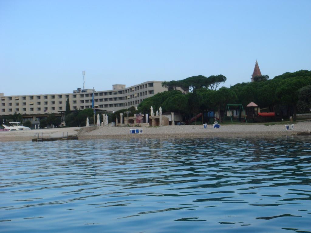 Crveni otok - Uvala istočno od nasipa