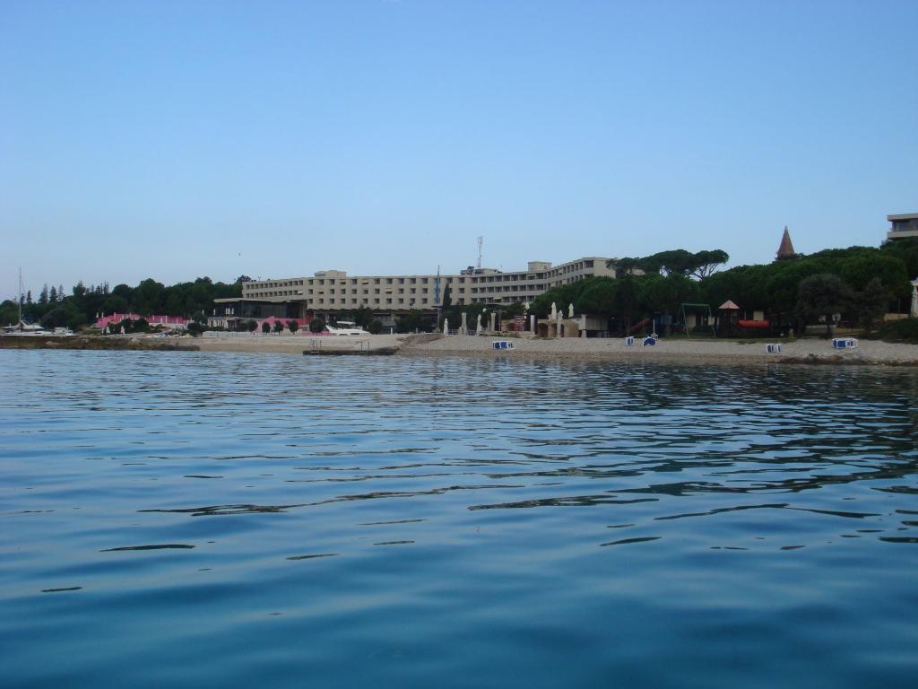 Crveni otok - Uvala istočno od nasipa