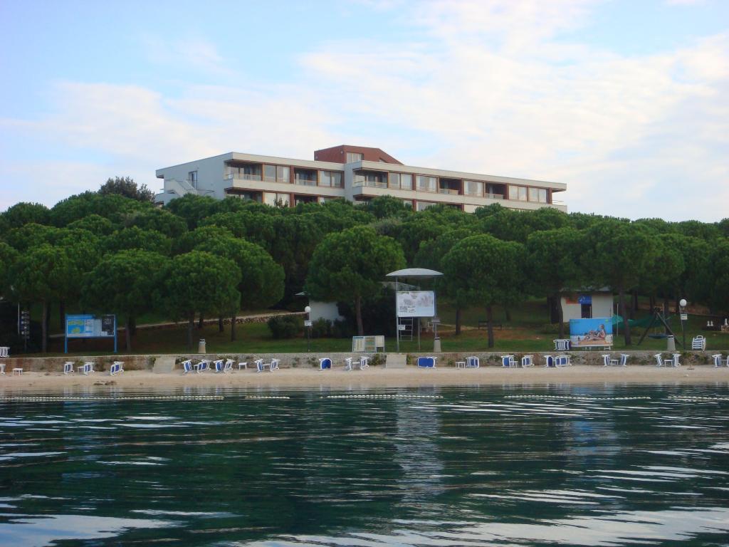 Crveni otok - Uvala zapadno od nasipa