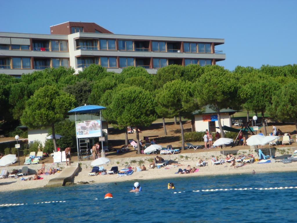 Crveni otok - Uvala zapadno od nasipa