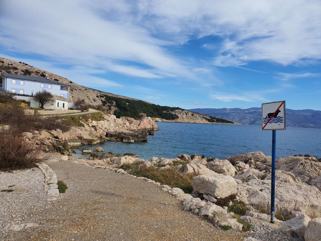 Baška - plaža izvan lukobrana