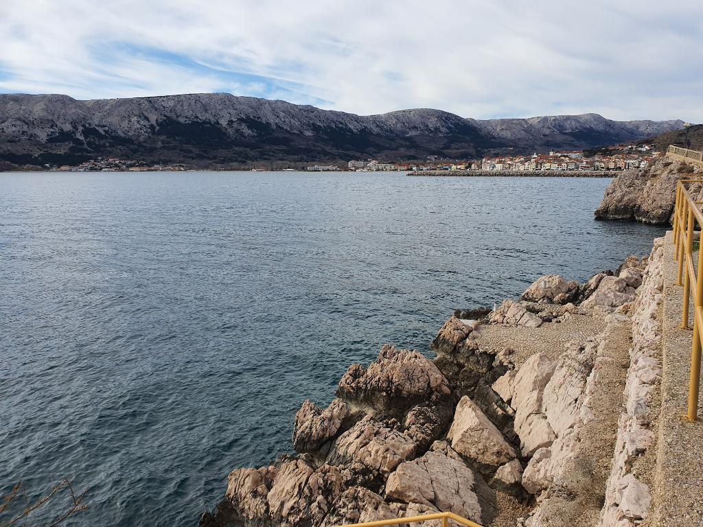 Baška - plaža izvan lukobrana
