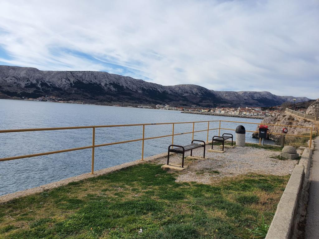 Baška - plaža izvan lukobrana
