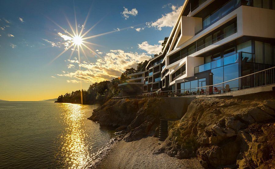 ispod hotela Navis