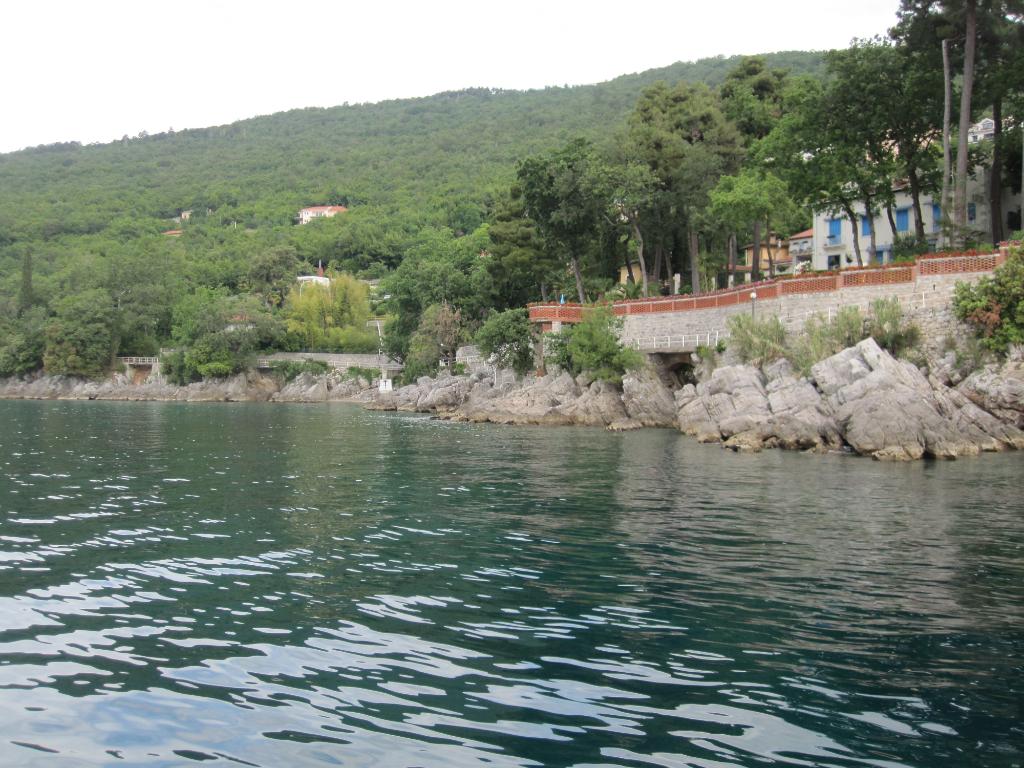 Plaža ispod hotela Ičići