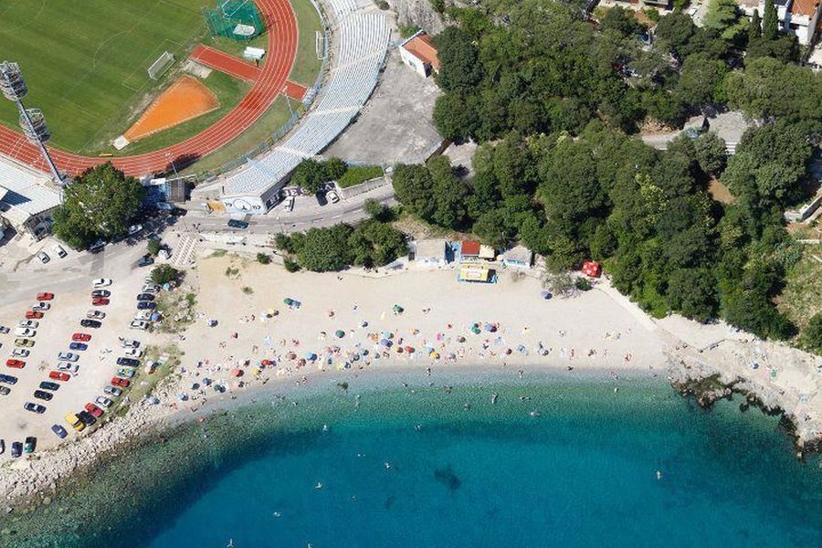 Plaža ispod nogometnog igrališta
