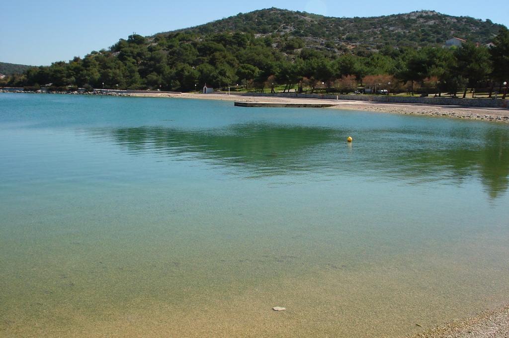 Jezera, Lovišća