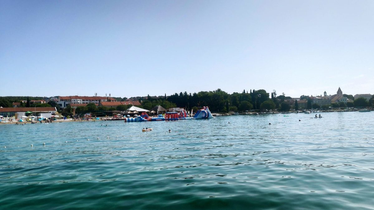 ispod apartmanskog naselja